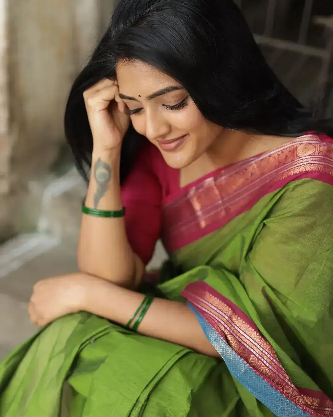 INDIAN ACTRESS EESHA REBBA STILLS IN TRADITIONAL GREEN SAREE 2